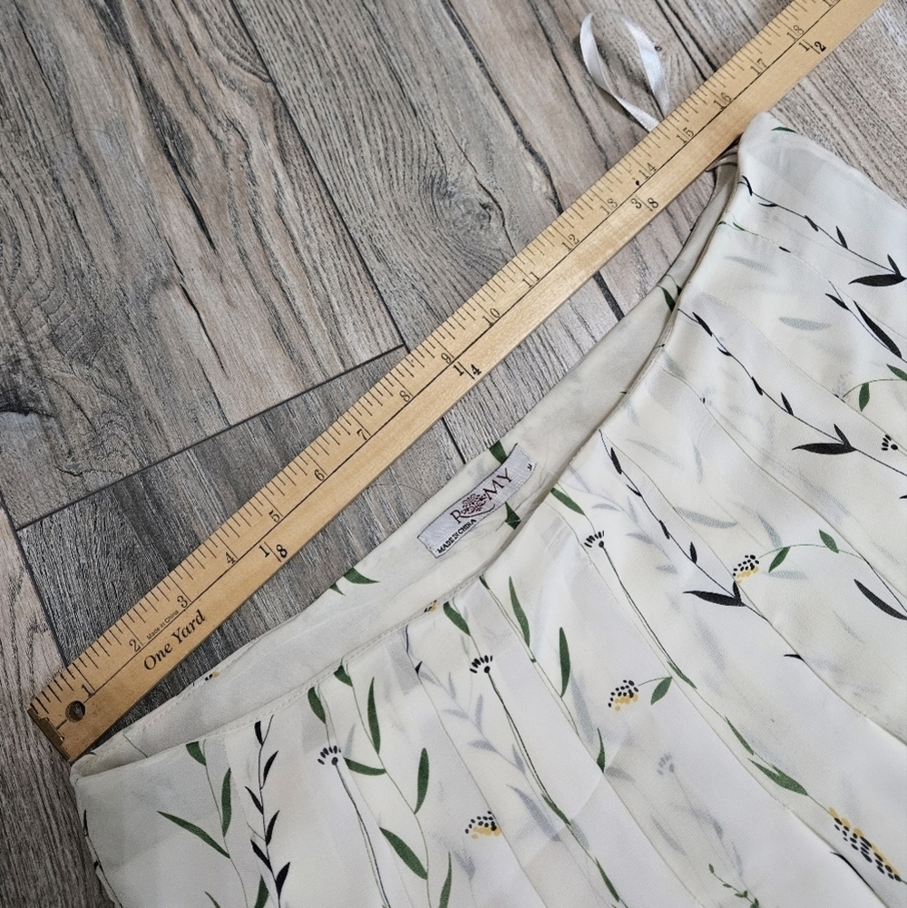 Floral Mini Skirt, Romy - Picture 9 of 10